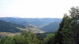 Dieses Bild zeigt eine Webcam-Aufnahme vom Achertal, aufgenommen am Samstag, den 15.08.2026 um 18:20 Uhr. Die Temperatur betrug 32.8°C.