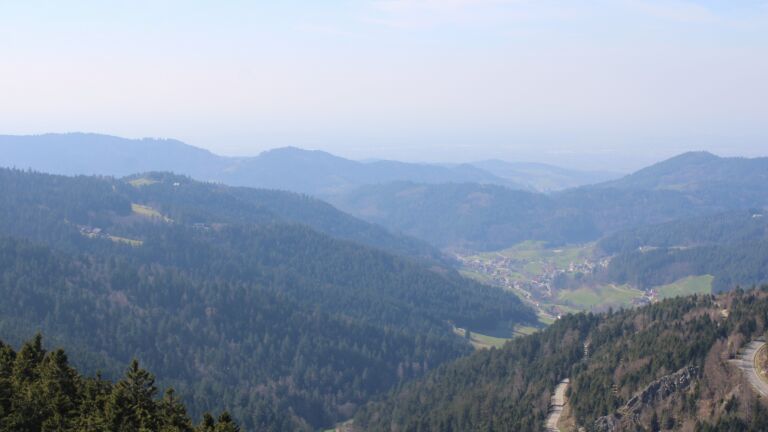 Dieses Bild zeigt eine Webcam-Aufnahme vom Achertal, aufgenommen am Donnerstag, den 19.03.2026 um 14:00 Uhr. Die Temperatur betrug 8.7°C.