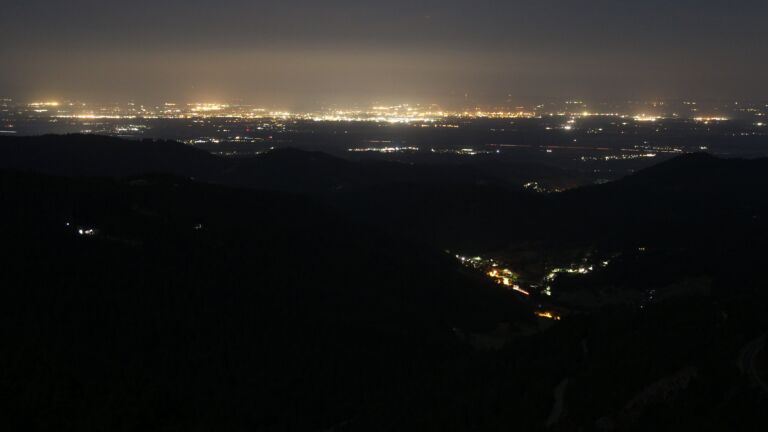 Dieses Bild zeigt eine Webcam-Aufnahme vom Achertal, aufgenommen am Freitag, den 18.07.2025 um 03:40 Uhr. Die Temperatur betrug 13.8°C.