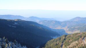 Dieses Bild zeigt eine Webcam-Aufnahme vom Achertal, aufgenommen am Samstag, den 27.12.2025 um 10:50 Uhr. Die Temperatur betrug 4.8°C.