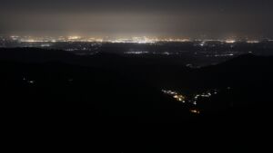 Dieses Bild zeigt eine Webcam-Aufnahme vom Achertal, aufgenommen am Montag, den 19.05.2025 um 02:30 Uhr. Die Temperatur betrug 7.4°C.