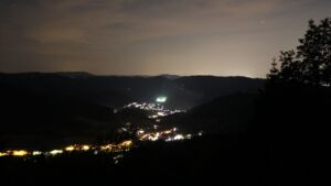 Dieses Bild zeigt eine Webcam-Aufnahme vom Achertal, aufgenommen am Sonntag, den 21.06.2026 um 01:00 Uhr. Die Temperatur betrug 25.1°C.