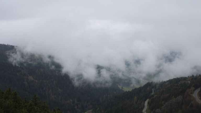 Dieses Bild zeigt eine Webcam-Aufnahme vom Achertal, aufgenommen am Sonntag, den 12.04.2026 um 12:10 Uhr. Die Temperatur betrug 2.1°C.