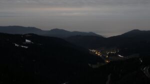 Dieses Bild zeigt eine Webcam-Aufnahme vom Achertal, aufgenommen am Sonntag, den 01.02.2026 um 02:00 Uhr. Die Temperatur betrug 3.3°C.