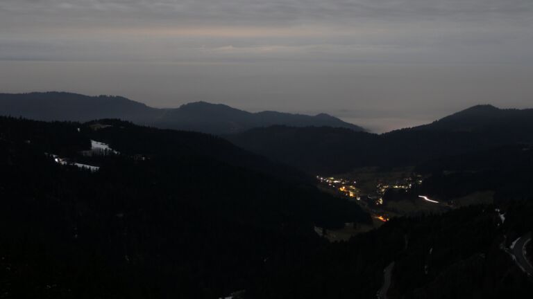 Dieses Bild zeigt eine Webcam-Aufnahme vom Achertal, aufgenommen am Sonntag, den 01.02.2026 um 02:00 Uhr. Die Temperatur betrug 3.3°C.