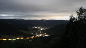 Dieses Bild zeigt eine Webcam-Aufnahme vom Achertal, aufgenommen am Sonntag, den 30.08.2026 um 04:00 Uhr. Die Temperatur betrug 16.2°C.
