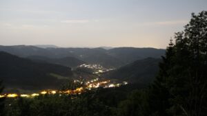 Dieses Bild zeigt eine Webcam-Aufnahme vom Achertal, aufgenommen am Dienstag, den 26.05.2026 um 22:50 Uhr. Die Temperatur betrug 23.7°C.