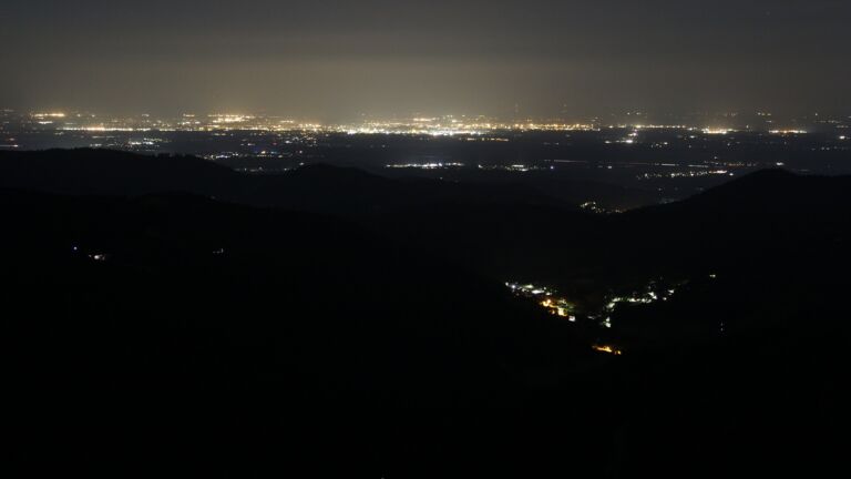 Dieses Bild zeigt eine Webcam-Aufnahme vom Achertal, aufgenommen am Mittwoch, den 18.06.2025 um 02:20 Uhr. Die Temperatur betrug 15.6°C.