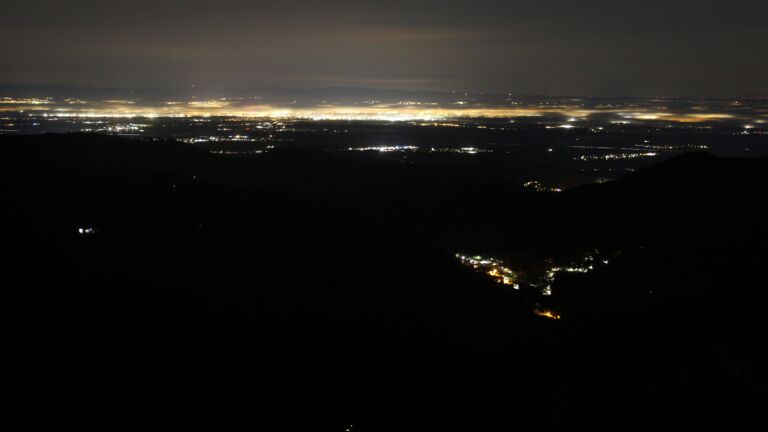 Dieses Bild zeigt eine Webcam-Aufnahme vom Achertal, aufgenommen am Sonntag, den 16.11.2025 um 05:50 Uhr. Die Temperatur betrug 7.6°C.