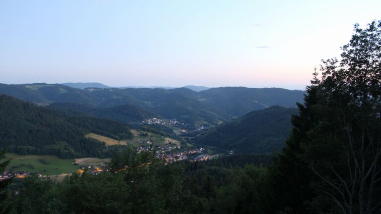Dieses Bild zeigt eine Webcam-Aufnahme vom Achertal, aufgenommen am Mittwoch, den 17.06.2026 um 22:10 Uhr. Die Temperatur betrug 22.5°C.