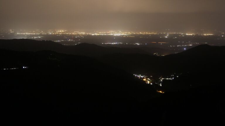 Dieses Bild zeigt eine Webcam-Aufnahme vom Achertal, aufgenommen am Samstag, den 15.11.2025 um 01:00 Uhr. Die Temperatur betrug 12.6°C.