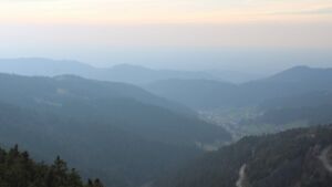 Dieses Bild zeigt eine Webcam-Aufnahme vom Achertal, aufgenommen am Dienstag, den 24.03.2026 um 17:00 Uhr. Die Temperatur betrug 9.2°C.