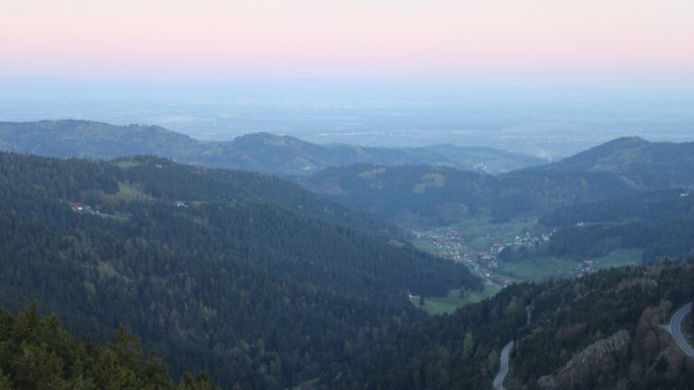 Dieses Bild zeigt eine Webcam-Aufnahme vom Achertal, aufgenommen am Freitag, den 17.04.2026 um 06:40 Uhr. Die Temperatur betrug 9.6°C.