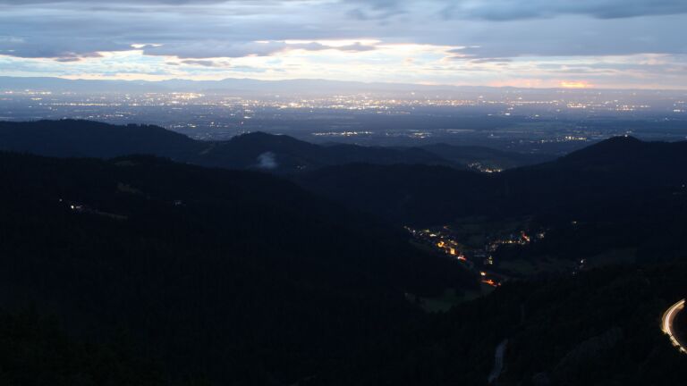 Dieses Bild zeigt eine Webcam-Aufnahme vom Achertal, aufgenommen am Freitag, den 29.08.2025 um 20:50 Uhr. Die Temperatur betrug 11°C.