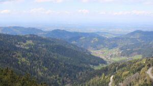 Dieses Bild zeigt eine Webcam-Aufnahme vom Achertal, aufgenommen am Dienstag, den 21.04.2026 um 13:10 Uhr. Die Temperatur betrug 4.8°C.