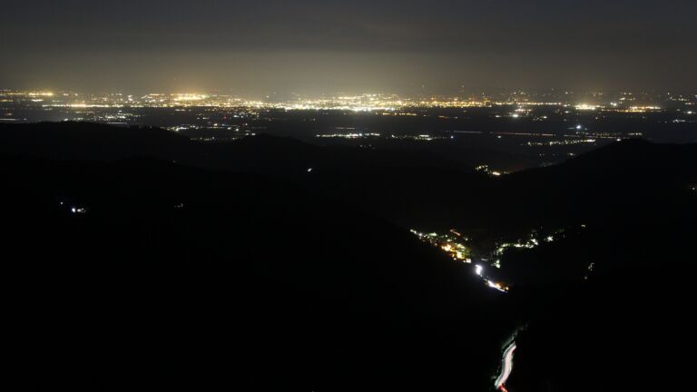 Dieses Bild zeigt eine Webcam-Aufnahme vom Achertal, aufgenommen am Freitag, den 18.07.2025 um 23:30 Uhr. Die Temperatur betrug 16.4°C.