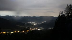 Dieses Bild zeigt eine Webcam-Aufnahme vom Achertal, aufgenommen am Mittwoch, den 01.07.2026 um 02:30 Uhr. Die Temperatur betrug 17.4°C.