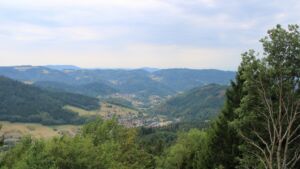 Dieses Bild zeigt eine Webcam-Aufnahme vom Achertal, aufgenommen am Samstag, den 15.08.2026 um 12:50 Uhr. Die Temperatur betrug 28°C.