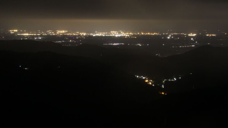 Dieses Bild zeigt eine Webcam-Aufnahme vom Achertal, aufgenommen am Sonntag, den 25.05.2025 um 02:00 Uhr. Die Temperatur betrug 6.5°C.