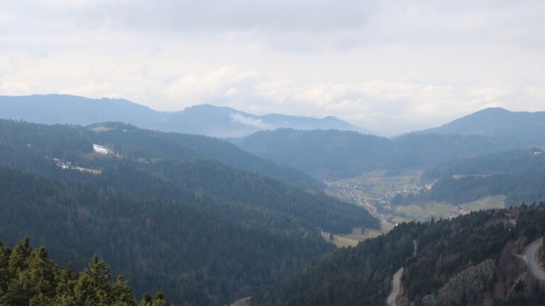 Dieses Bild zeigt eine Webcam-Aufnahme vom Achertal, aufgenommen am Montag, den 09.02.2026 um 13:50 Uhr. Die Temperatur betrug 3.5°C.