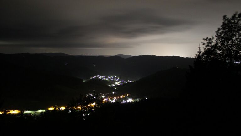 Dieses Bild zeigt eine Webcam-Aufnahme vom Achertal, aufgenommen am Donnerstag, den 21.05.2026 um 01:30 Uhr. Die Temperatur betrug 12°C.