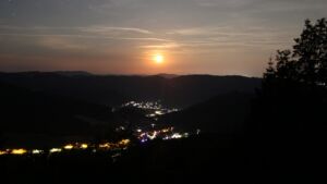 Dieses Bild zeigt eine Webcam-Aufnahme vom Achertal, aufgenommen am Sonntag, den 28.06.2026 um 03:00 Uhr. Die Temperatur betrug 28.6°C.