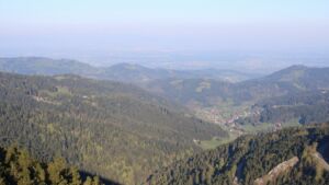 Dieses Bild zeigt eine Webcam-Aufnahme vom Achertal, aufgenommen am Mittwoch, den 22.04.2026 um 08:10 Uhr. Die Temperatur betrug 2.1°C.