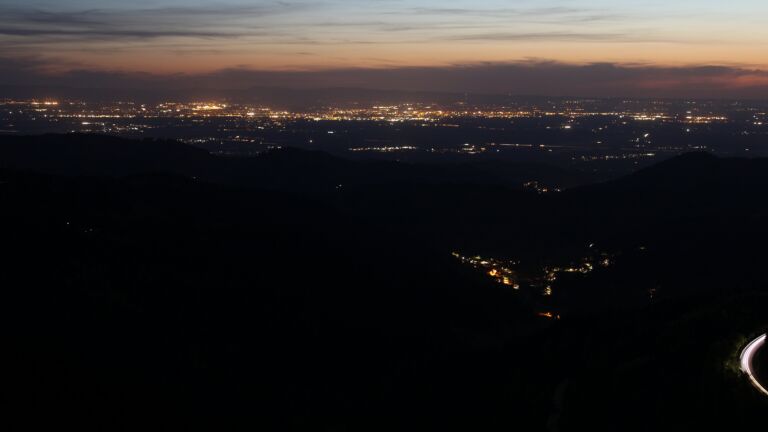 Dieses Bild zeigt eine Webcam-Aufnahme vom Achertal, aufgenommen am Samstag, den 25.04.2026 um 21:40 Uhr. Die Temperatur betrug 11.9°C.