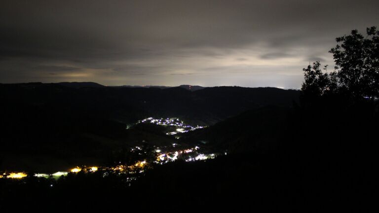 Dieses Bild zeigt eine Webcam-Aufnahme vom Achertal, aufgenommen am Donnerstag, den 20.08.2026 um 03:30 Uhr. Die Temperatur betrug 17.7°C.