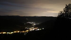Dieses Bild zeigt eine Webcam-Aufnahme vom Achertal, aufgenommen am Sonntag, den 14.06.2026 um 23:40 Uhr. Die Temperatur betrug 13.2°C.