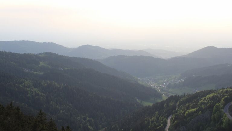 Dieses Bild zeigt eine Webcam-Aufnahme vom Achertal, aufgenommen am Freitag, den 02.05.2025 um 19:40 Uhr. Die Temperatur betrug 19.6°C.