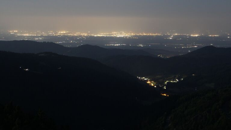 Dieses Bild zeigt eine Webcam-Aufnahme vom Achertal, aufgenommen am Donnerstag, den 12.06.2025 um 03:10 Uhr. Die Temperatur betrug 12.6°C.