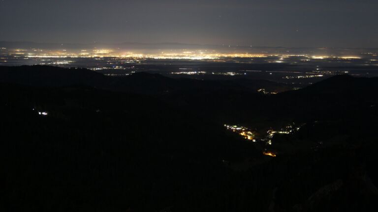 Dieses Bild zeigt eine Webcam-Aufnahme vom Achertal, aufgenommen am Mittwoch, den 12.11.2025 um 01:30 Uhr. Die Temperatur betrug 9.3°C.