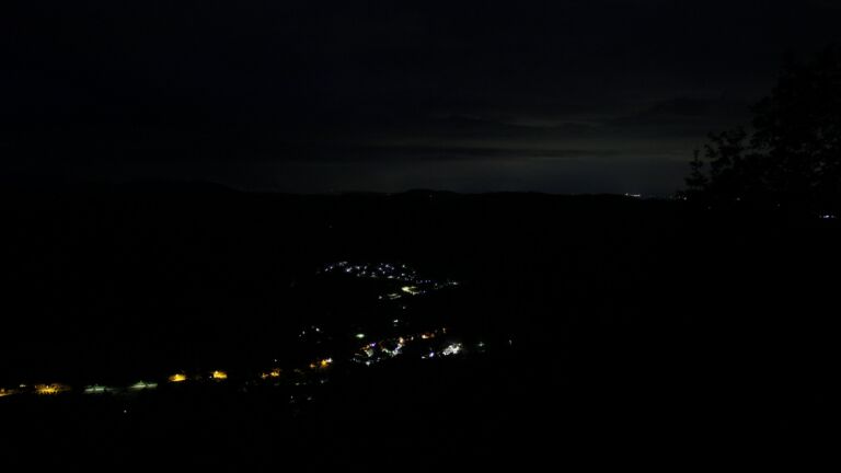 Dieses Bild zeigt eine Webcam-Aufnahme vom Achertal, aufgenommen am Donnerstag, den 11.06.2026 um 03:50 Uhr. Die Temperatur betrug 7.8°C.