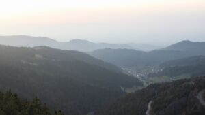 Dieses Bild zeigt eine Webcam-Aufnahme vom Achertal, aufgenommen am Donnerstag, den 05.03.2026 um 17:40 Uhr. Die Temperatur betrug 10.1°C.