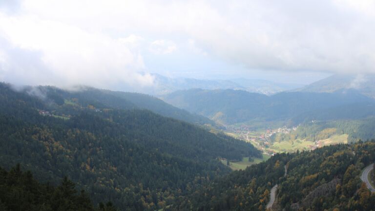 Dieses Bild zeigt eine Webcam-Aufnahme vom Achertal, aufgenommen am Donnerstag, den 09.10.2025 um 12:10 Uhr. Die Temperatur betrug 10°C.