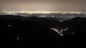 Dieses Bild zeigt eine Webcam-Aufnahme vom Achertal, aufgenommen am Freitag, den 06.03.2026 um 21:00 Uhr. Die Temperatur betrug 9.8°C.