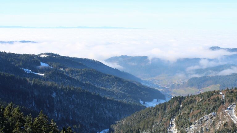 Dieses Bild zeigt eine Webcam-Aufnahme vom Achertal, aufgenommen am Samstag, den 22.11.2025 um 12:50 Uhr. Die Temperatur betrug -1.7°C.