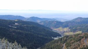 Dieses Bild zeigt eine Webcam-Aufnahme vom Achertal, aufgenommen am Montag, den 01.12.2025 um 12:50 Uhr. Die Temperatur betrug 4°C.