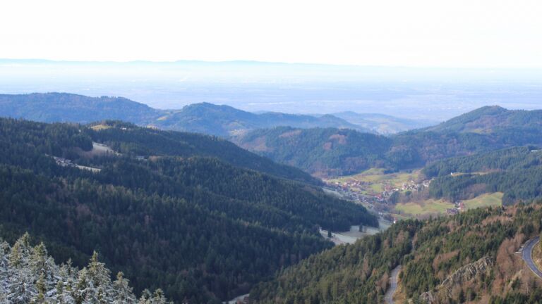 Dieses Bild zeigt eine Webcam-Aufnahme vom Achertal, aufgenommen am Montag, den 01.12.2025 um 12:50 Uhr. Die Temperatur betrug 4°C.