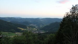 Dieses Bild zeigt eine Webcam-Aufnahme vom Achertal, aufgenommen am Mittwoch, den 17.06.2026 um 21:40 Uhr. Die Temperatur betrug 22.8°C.