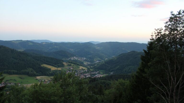 Dieses Bild zeigt eine Webcam-Aufnahme vom Achertal, aufgenommen am Mittwoch, den 17.06.2026 um 21:40 Uhr. Die Temperatur betrug 22.8°C.
