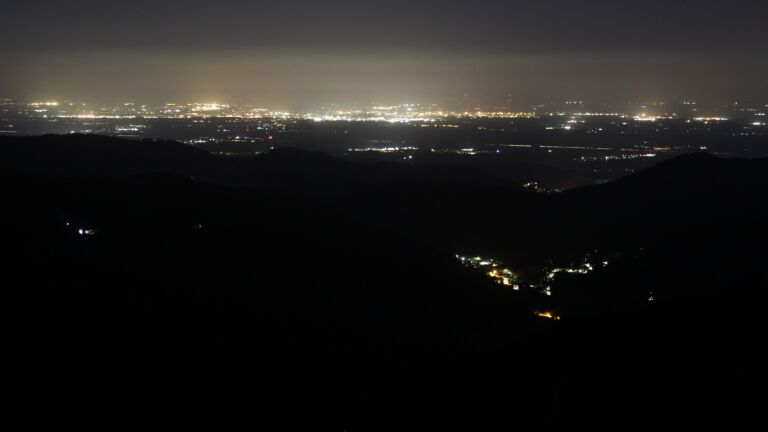 Dieses Bild zeigt eine Webcam-Aufnahme vom Achertal, aufgenommen am Mittwoch, den 06.08.2025 um 04:30 Uhr. Die Temperatur betrug 9.6°C.