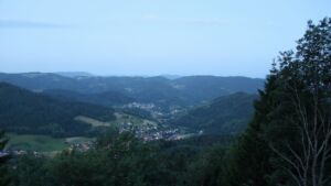 Dieses Bild zeigt eine Webcam-Aufnahme vom Achertal, aufgenommen am Mittwoch, den 17.06.2026 um 04:50 Uhr. Die Temperatur betrug 16.9°C.