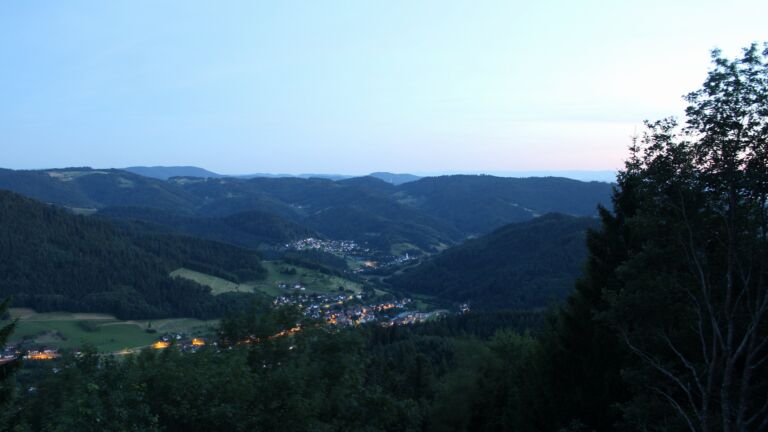 Dieses Bild zeigt eine Webcam-Aufnahme vom Achertal, aufgenommen am Montag, den 06.07.2026 um 22:10 Uhr. Die Temperatur betrug 21.9°C.