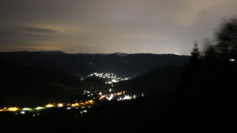 Dieses Bild zeigt eine Webcam-Aufnahme vom Achertal, aufgenommen am Freitag, den 17.07.2026 um 00:30 Uhr. Die Temperatur betrug 19.5°C.