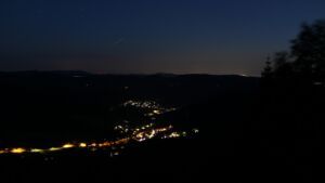 Dieses Bild zeigt eine Webcam-Aufnahme vom Achertal, aufgenommen am Samstag, den 11.07.2026 um 23:00 Uhr. Die Temperatur betrug 22.9°C.