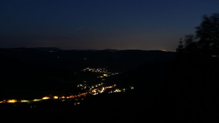 Dieses Bild zeigt eine Webcam-Aufnahme vom Achertal, aufgenommen am Samstag, den 11.07.2026 um 23:00 Uhr. Die Temperatur betrug 22.9°C.