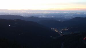 Dieses Bild zeigt eine Webcam-Aufnahme vom Achertal, aufgenommen am Donnerstag, den 18.12.2025 um 17:20 Uhr. Die Temperatur betrug 6.7°C.