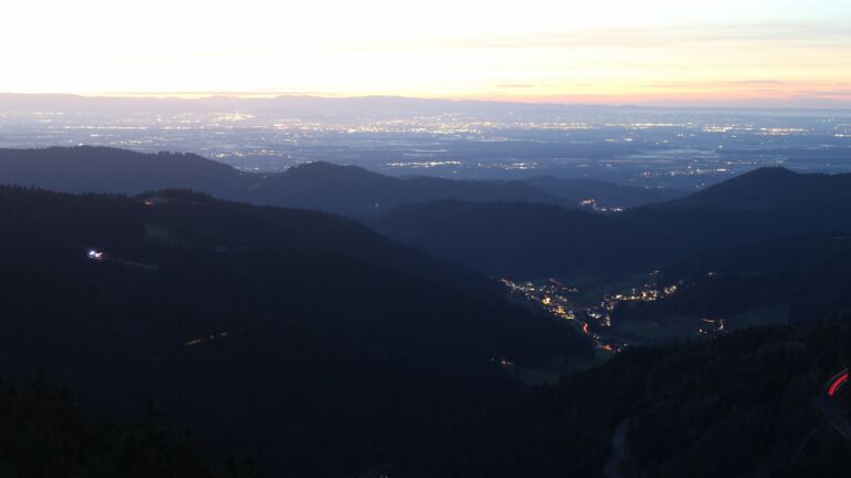 Dieses Bild zeigt eine Webcam-Aufnahme vom Achertal, aufgenommen am Donnerstag, den 18.12.2025 um 17:20 Uhr. Die Temperatur betrug 6.7°C.